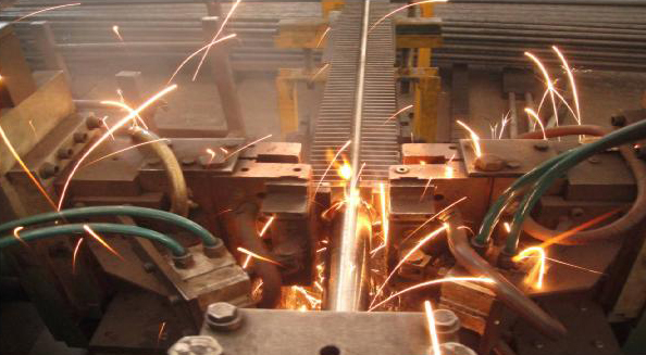 利用余熱鍋爐吸收礦熱電爐煙氣中的熱量，產生的飽和蒸汽作為熱源使用該系統投入運行后，將為有效回收礦熱爐煙氣余熱、實現清潔生產提