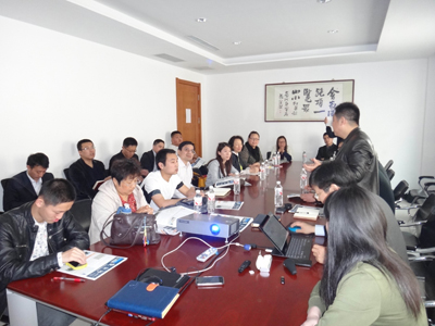 青島牛商協會會長李誼發表講話