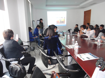 法主管進行電商經驗分享