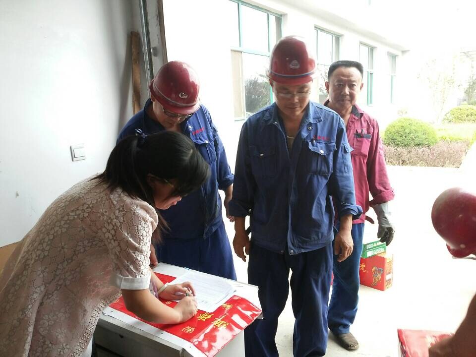 員工領(lǐng)取福利現(xiàn)場