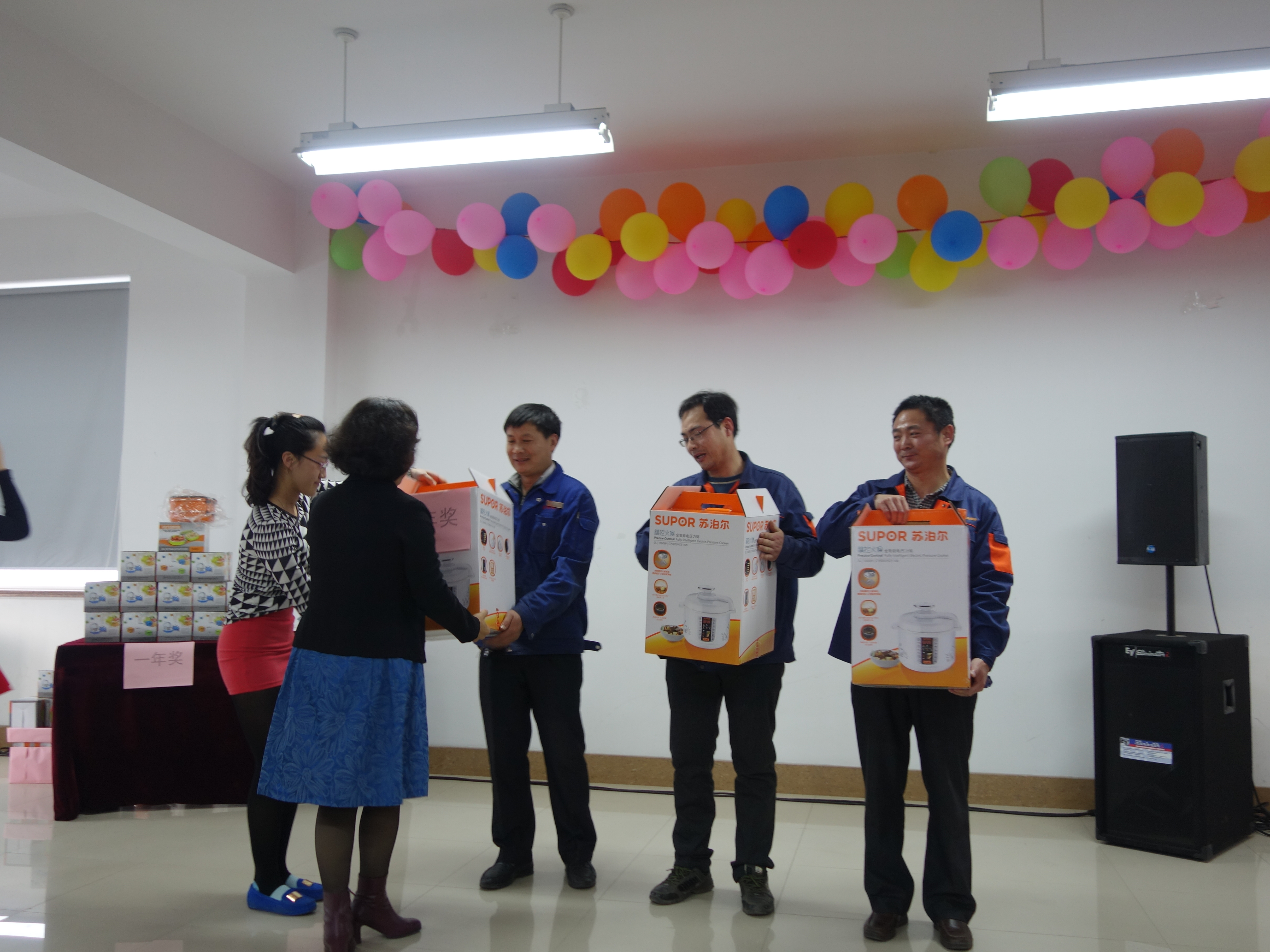 凱能董事長為員工頒發獎品